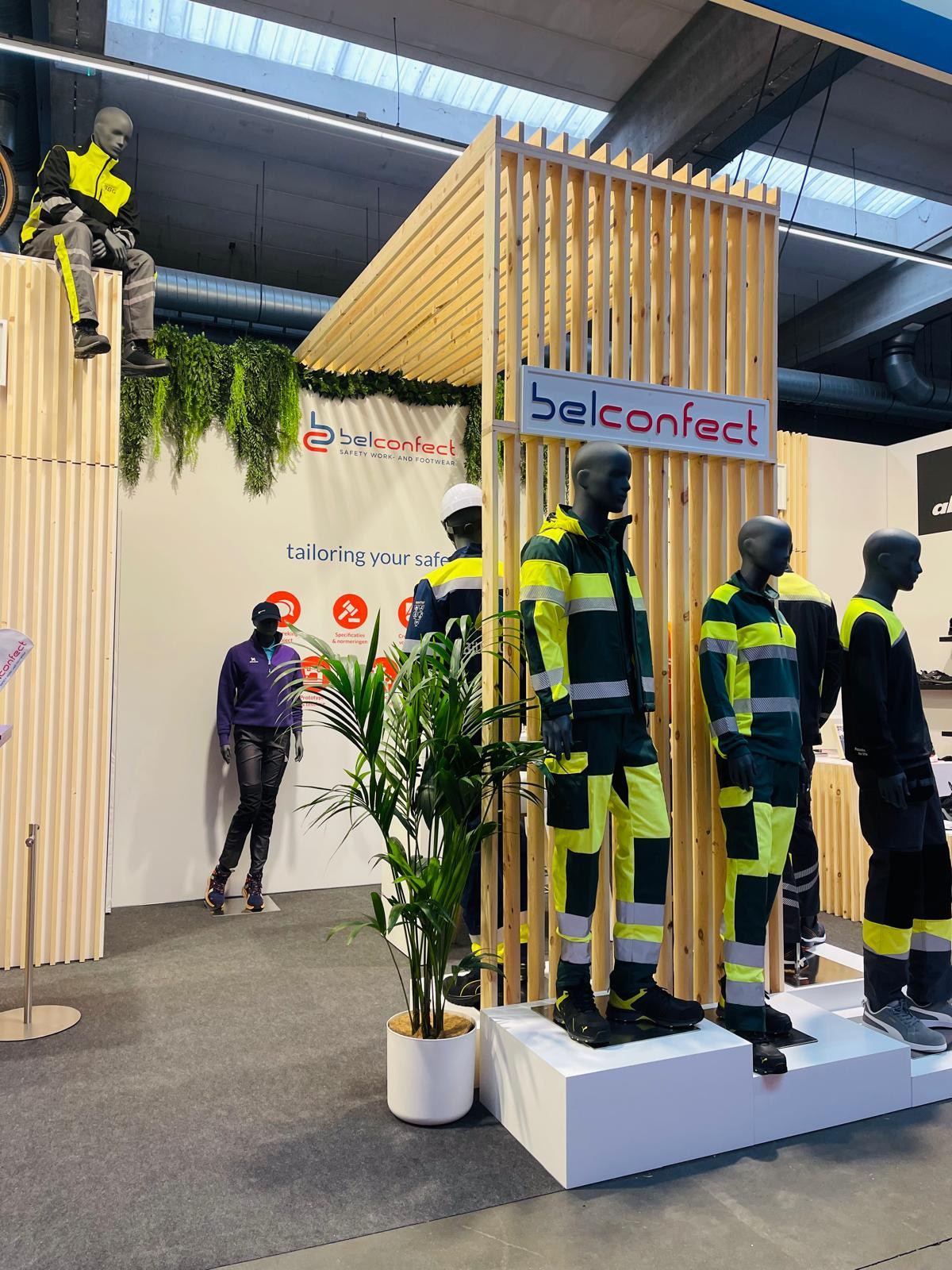 Belconfect Voor Belconfect realiseerde Travelexpo een maatwerk beursstand op Worksafe Antwerpen. De stand werd ontworpen met een functionele en professionele uitstraling, gericht op de presentatie van werkkledij en veiligheidsoplossingen. Dankzij een duidelijke indeling konden bezoekers het assortiment overzichtelijk en toegankelijk ontdekken.