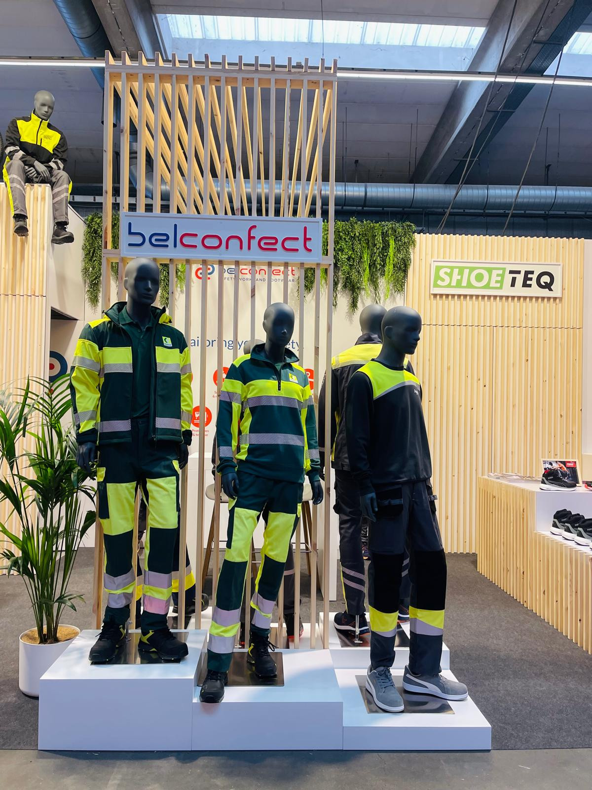 Belconfect Voor Belconfect realiseerde Travelexpo een maatwerk beursstand op Worksafe Antwerpen. De stand werd ontworpen met een functionele en professionele uitstraling, gericht op de presentatie van werkkledij en veiligheidsoplossingen. Dankzij een duidelijke indeling konden bezoekers het assortiment overzichtelijk en toegankelijk ontdekken.