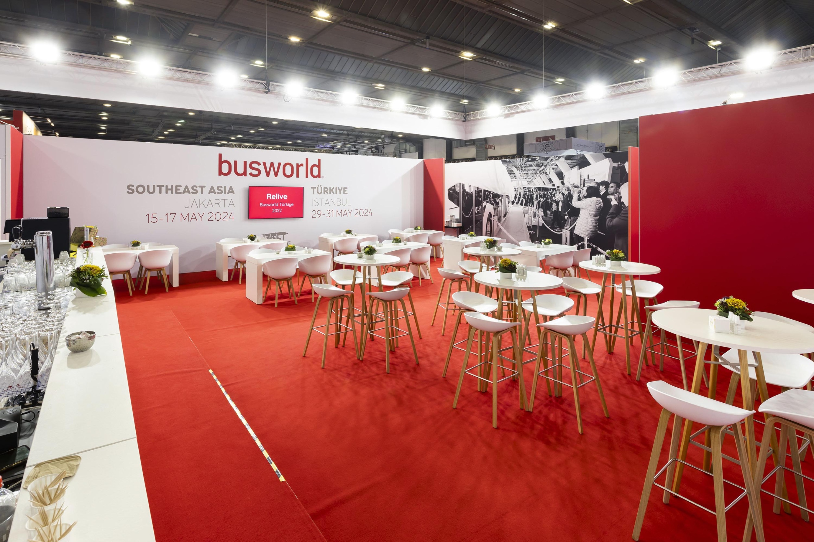 Busworld Europe Voor Busworld Europe realiseerde Travelexpo een maatwerk beursstand voor de beursorganisatie. De stand werd ontworpen met een professionele en functionele uitstraling, passend binnen een internationale vakbeurs rond bus- en mobiliteitsoplossingen. Dankzij een duidelijke structuur en verzorgde afwerking werd de organisatie sterk en herkenbaar gepresenteerd op het event.