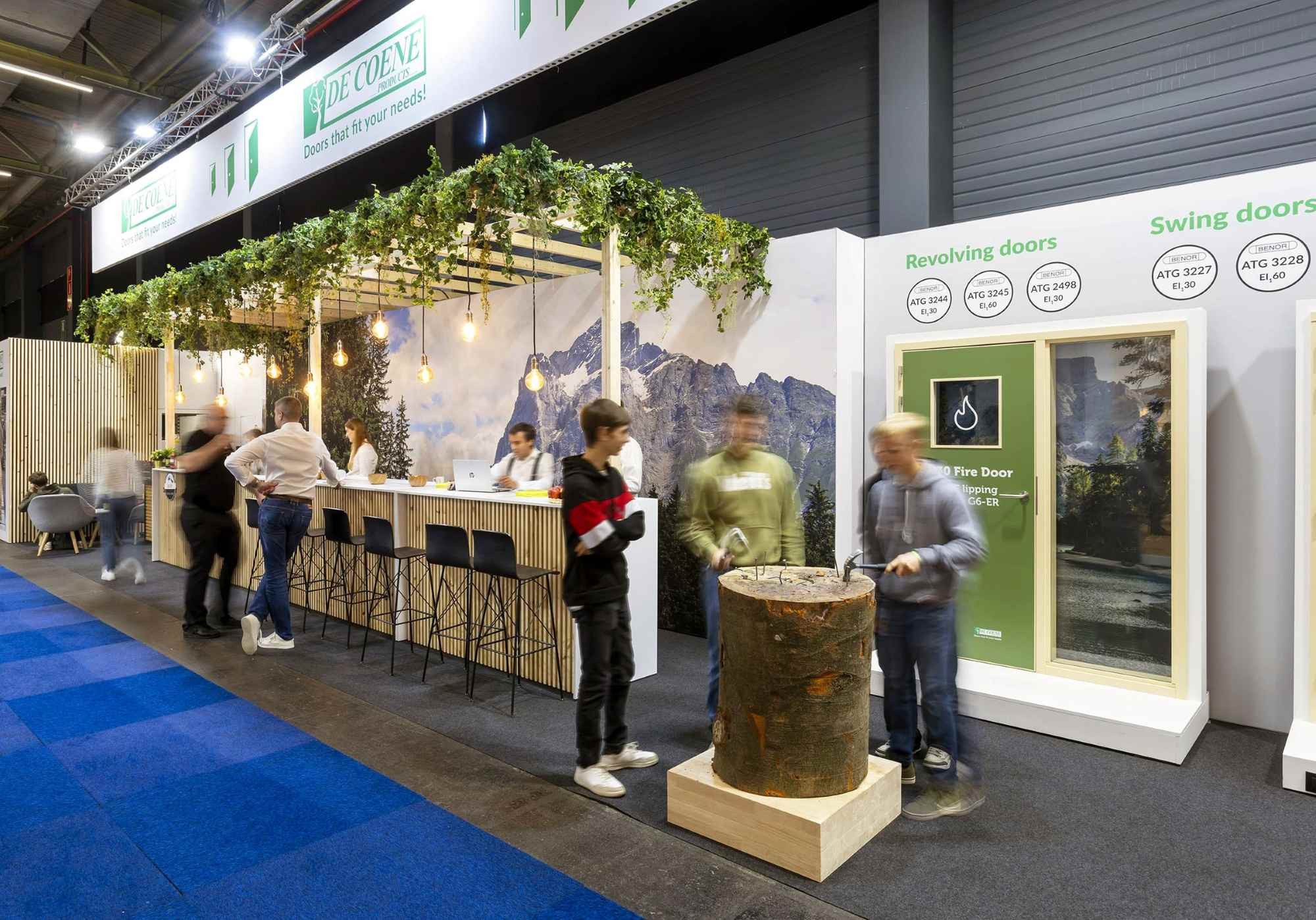 De Coene Products Voor De Coene Products realiseerde Travelexpo een maatwerk beursstand op Prowood. De stand werd ontworpen met een warme en natuurlijke uitstraling, volledig afgestemd op hout- en interieurtoepassingen. Dankzij een doordachte indeling en hoogwaardige afwerking kwamen de producten sterk en overzichtelijk naar voren op de beursvloer.
