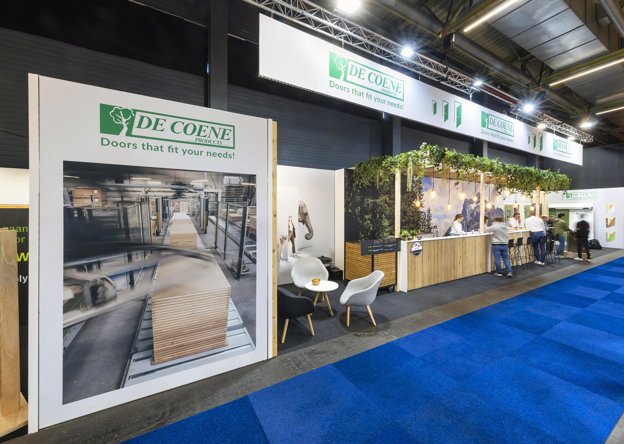 De Coene Products Voor De Coene Products realiseerde Travelexpo een maatwerk beursstand op Prowood. De stand werd ontworpen met een warme en natuurlijke uitstraling, volledig afgestemd op hout- en interieurtoepassingen. Dankzij een doordachte indeling en hoogwaardige afwerking kwamen de producten sterk en overzichtelijk naar voren op de beursvloer.