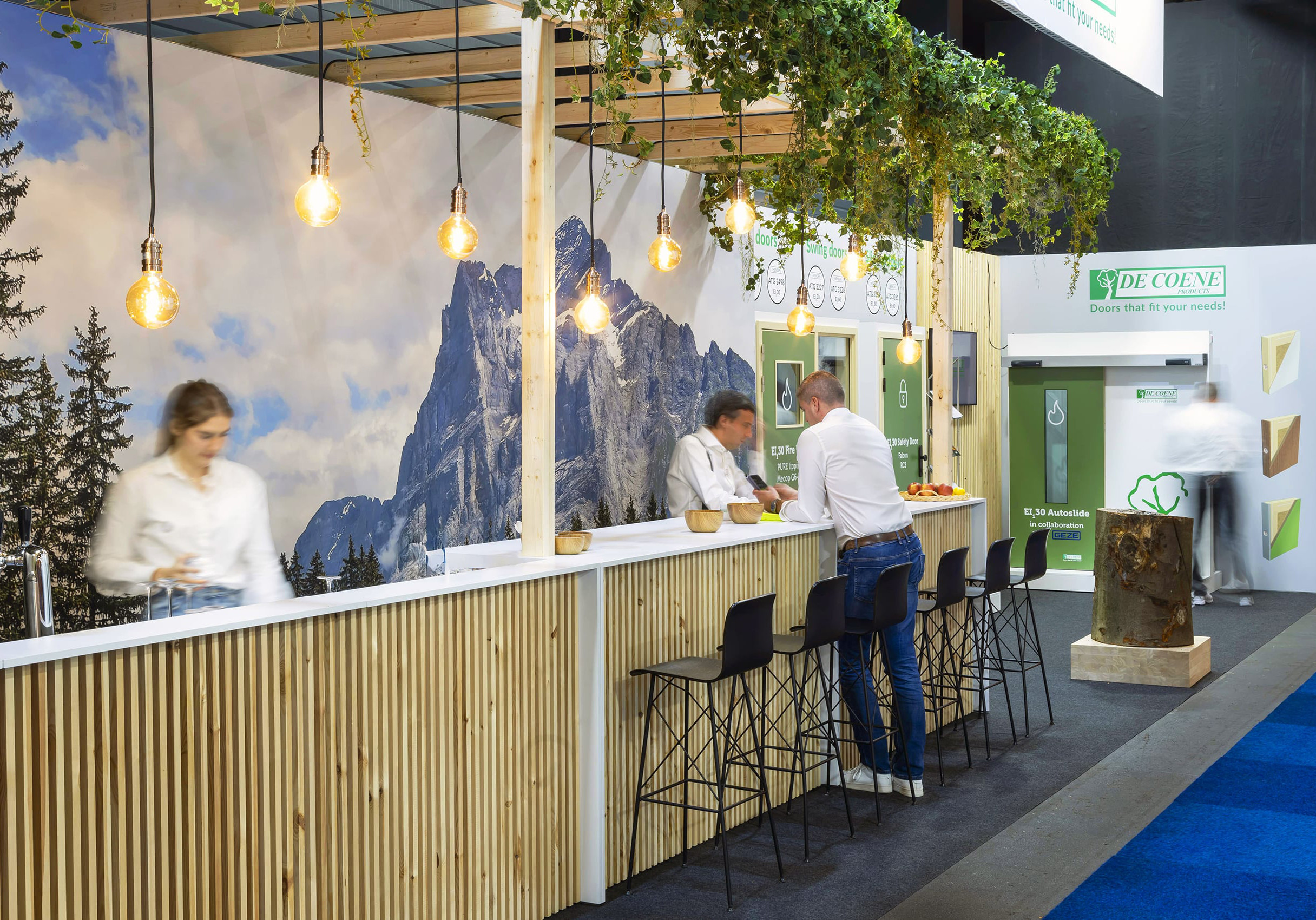 De Coene Products Voor De Coene Products realiseerde Travelexpo een maatwerk beursstand op Prowood. De stand werd ontworpen met een warme en natuurlijke uitstraling, volledig afgestemd op hout- en interieurtoepassingen. Dankzij een doordachte indeling en hoogwaardige afwerking kwamen de producten sterk en overzichtelijk naar voren op de beursvloer.