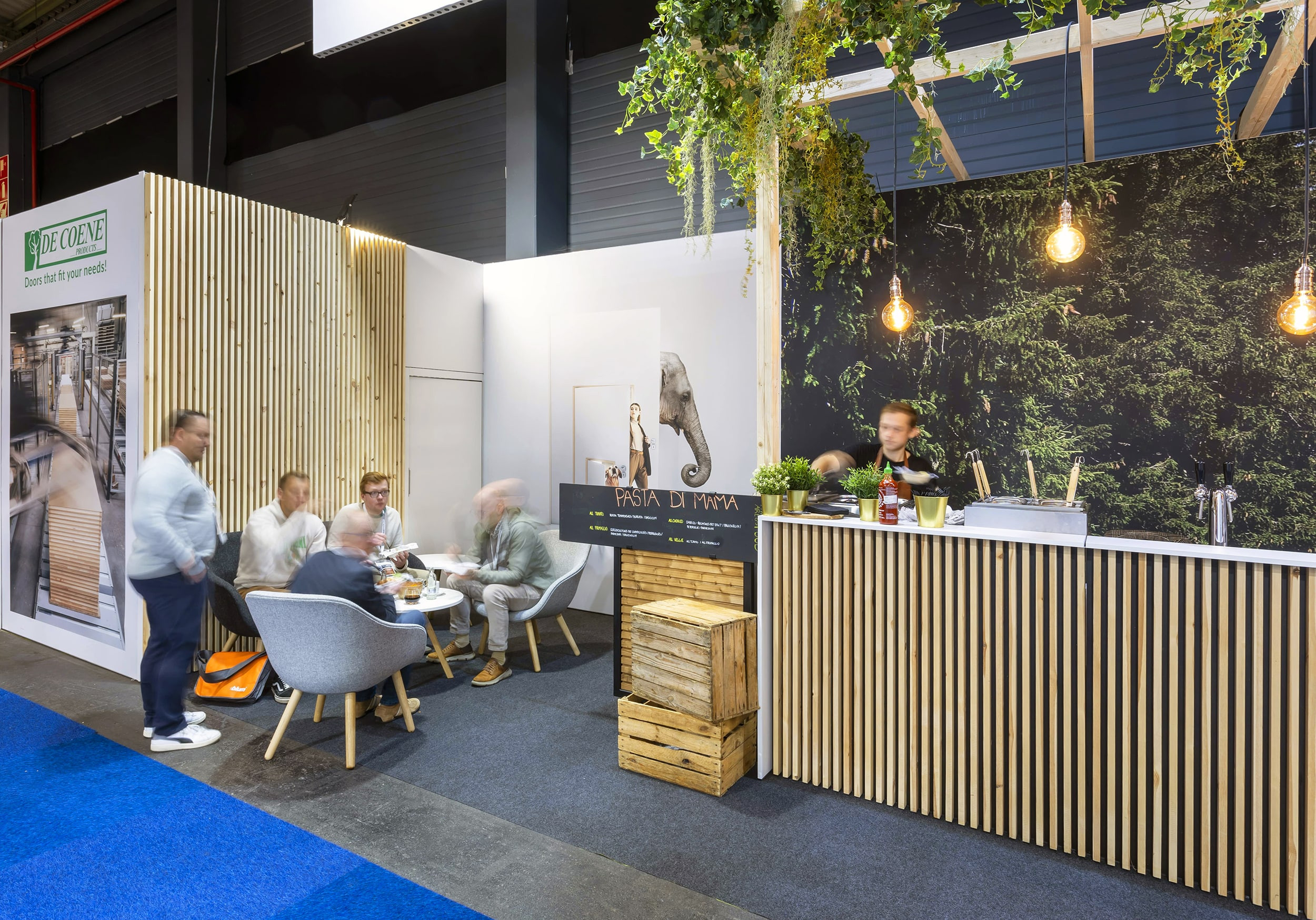 De Coene Products Voor De Coene Products realiseerde Travelexpo een maatwerk beursstand op Prowood. De stand werd ontworpen met een warme en natuurlijke uitstraling, volledig afgestemd op hout- en interieurtoepassingen. Dankzij een doordachte indeling en hoogwaardige afwerking kwamen de producten sterk en overzichtelijk naar voren op de beursvloer.