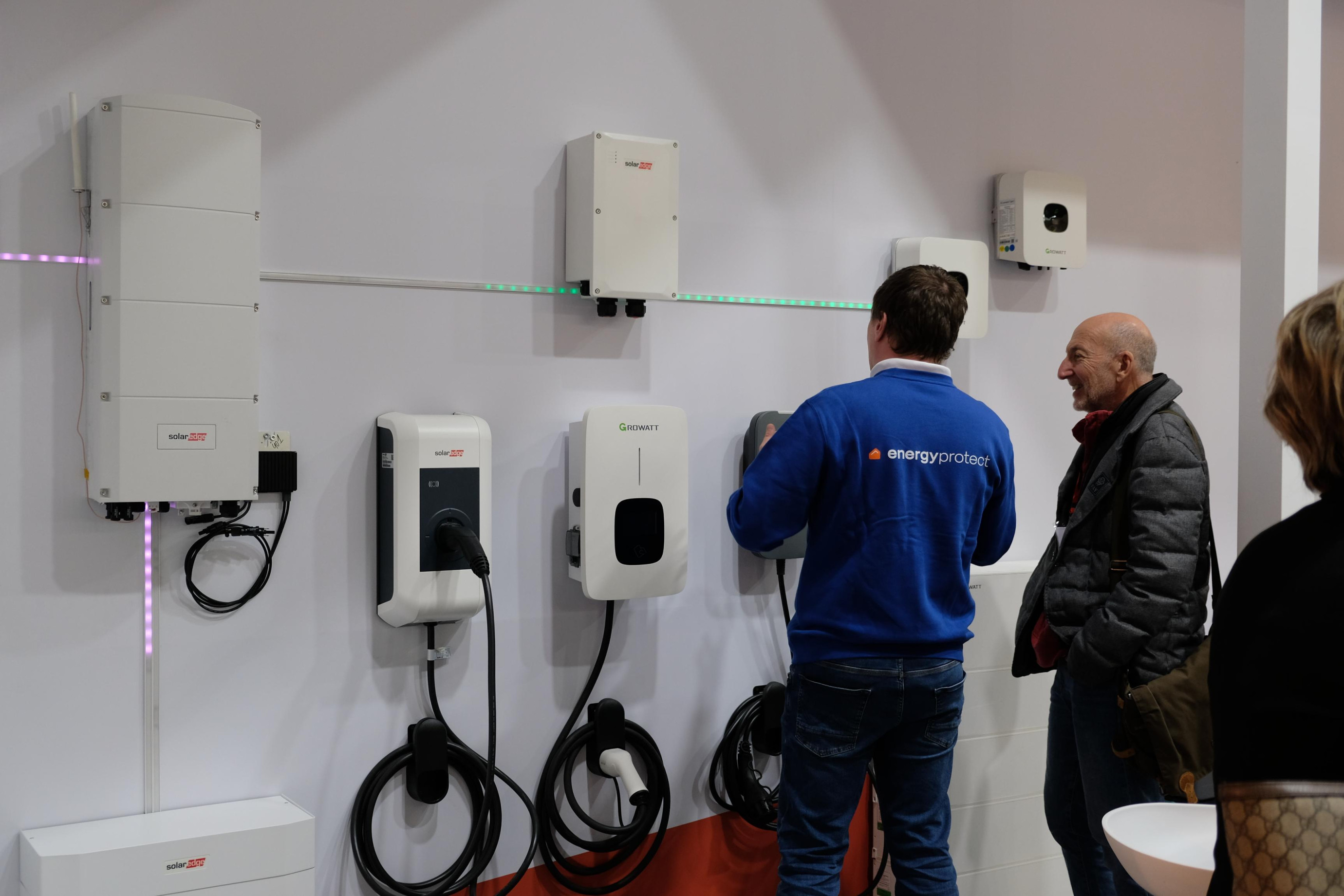 Energy Protect Voor Energy Protect realiseerde Travelexpo een maatwerk beursstand op Batibouw. De stand werd ontworpen met een technische en duurzame uitstraling, gericht op energie- en renovatieoplossingen. Dankzij een duidelijke en functionele opbouw kwamen de diensten en producten sterk en overzichtelijk naar voren op de beursvloer.