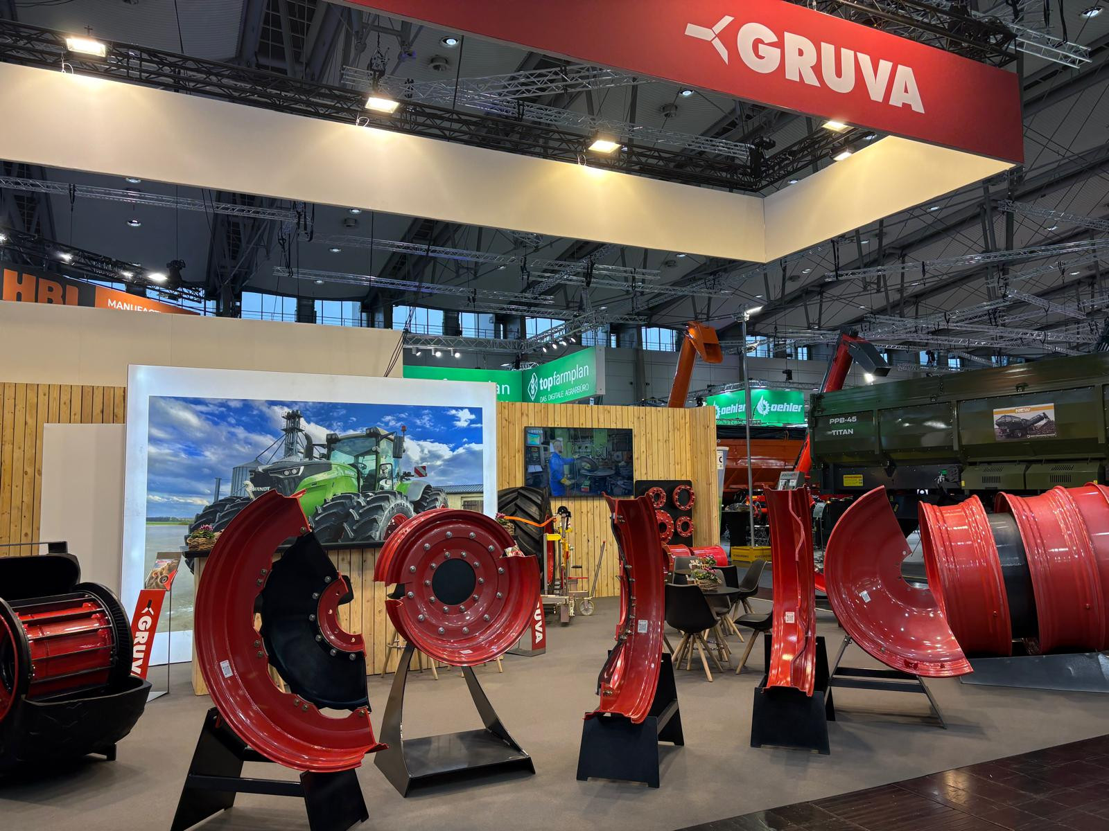 Gruva Voor Gruva realiseerde Travelexpo een maatwerk beursstand op Agritechnica. De stand werd ontworpen met een technische en industriële uitstraling, volledig afgestemd op landbouwtechnologie en machinepresentatie. Dankzij een functionele en overzichtelijke opbouw kwamen de producten en innovaties sterk naar voren op de internationale beursvloer.