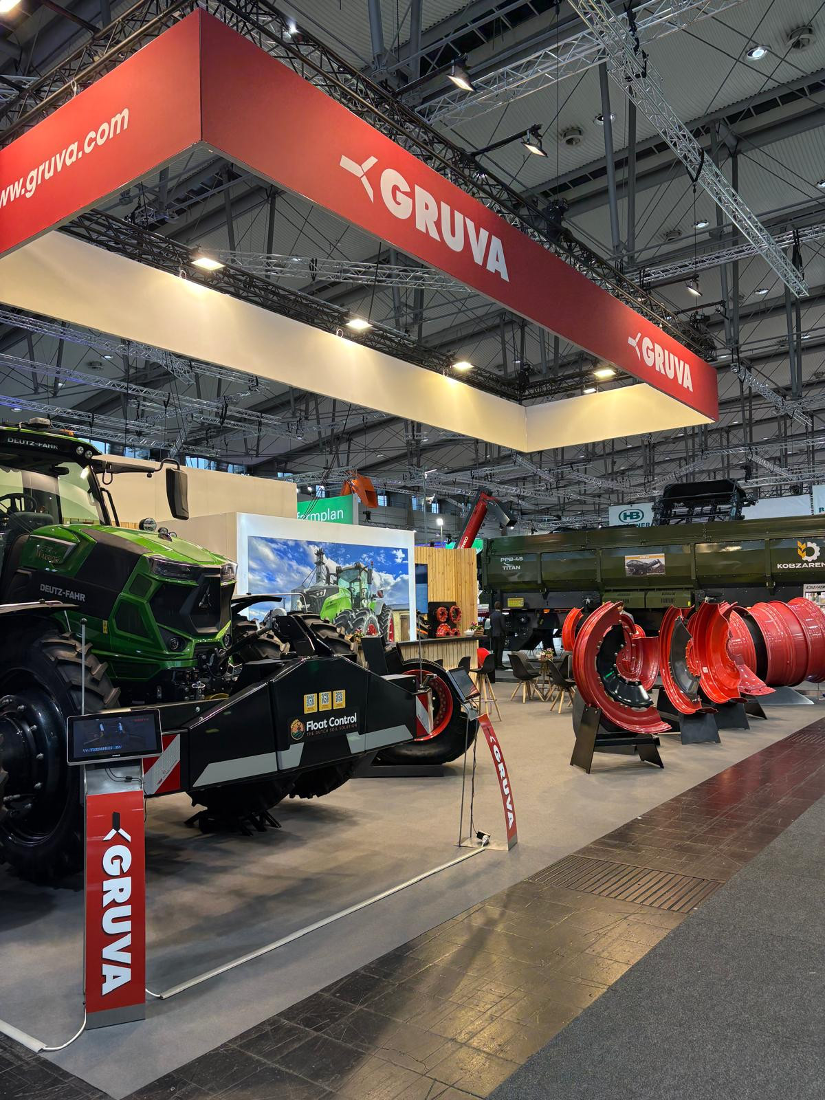Gruva Voor Gruva realiseerde Travelexpo een maatwerk beursstand op Agritechnica. De stand werd ontworpen met een technische en industriële uitstraling, volledig afgestemd op landbouwtechnologie en machinepresentatie. Dankzij een functionele en overzichtelijke opbouw kwamen de producten en innovaties sterk naar voren op de internationale beursvloer.