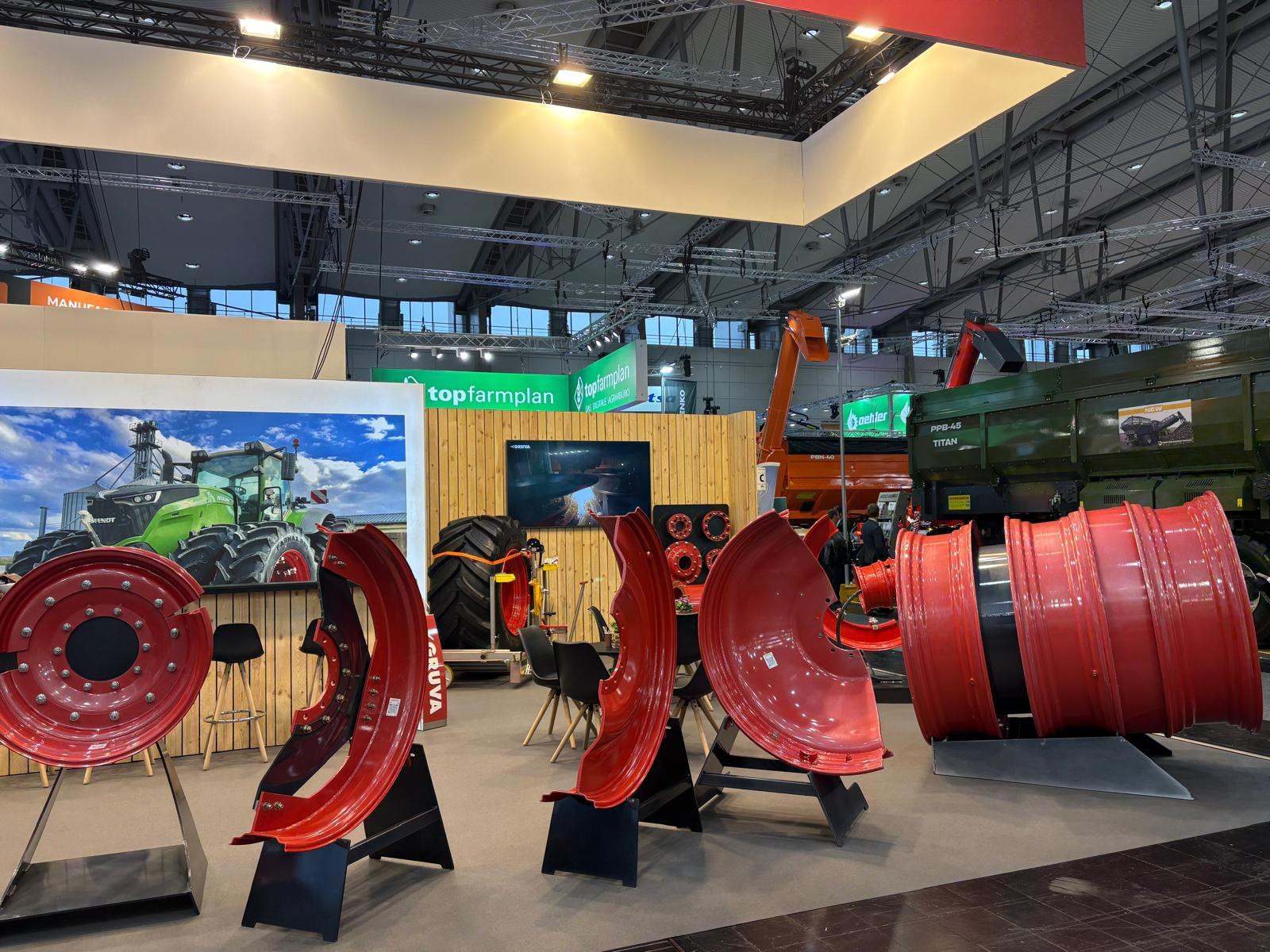 Gruva Voor Gruva realiseerde Travelexpo een maatwerk beursstand op Agritechnica. De stand werd ontworpen met een technische en industriële uitstraling, volledig afgestemd op landbouwtechnologie en machinepresentatie. Dankzij een functionele en overzichtelijke opbouw kwamen de producten en innovaties sterk naar voren op de internationale beursvloer.
