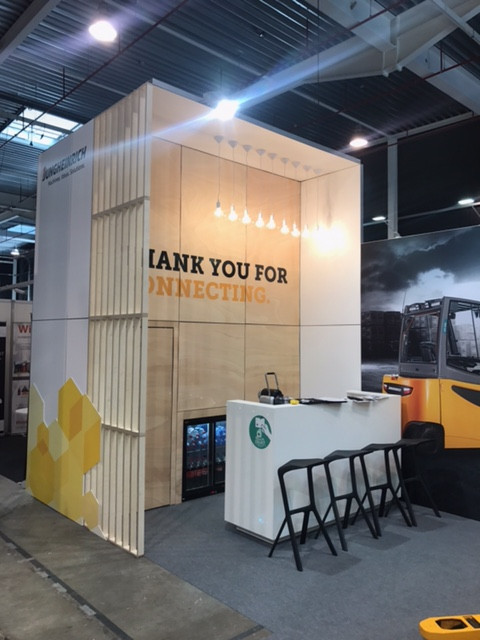Jungheinrich Voor Jungheinrich realiseerde Travelexpo een krachtige beursstand tijdens Matexpo. De stand werd ontworpen om zware machines en logistieke oplossingen optimaal te presenteren binnen een professionele en overzichtelijke beursomgeving.