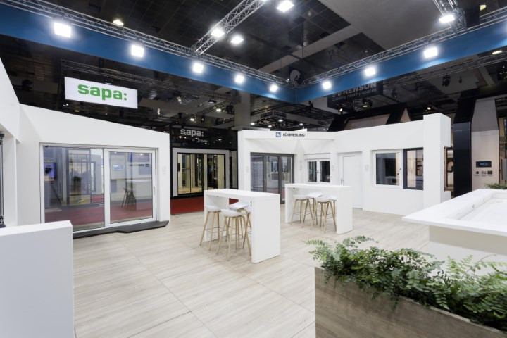 Kömmerling Voor Kömmerling realiseerde Travelexpo een maatwerk beursstand op Batibouw. De stand werd ontworpen met een strakke en technische uitstraling, gericht op de presentatie van raam- en profielsysteemoplossingen. Dankzij de duidelijke indeling en professionele afwerking kwamen de producten en innovaties sterk en overzichtelijk naar voren op de beursvloer.