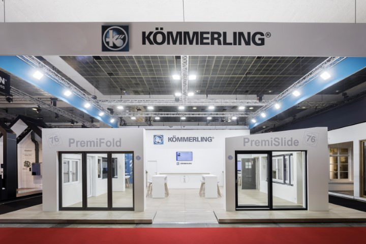 Kömmerling Voor Kömmerling realiseerde Travelexpo een maatwerk beursstand op Batibouw. De stand werd ontworpen met een strakke en technische uitstraling, gericht op de presentatie van raam- en profielsysteemoplossingen. Dankzij de duidelijke indeling en professionele afwerking kwamen de producten en innovaties sterk en overzichtelijk naar voren op de beursvloer.