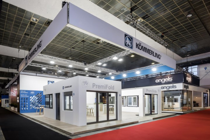 Kömmerling Voor Kömmerling realiseerde Travelexpo een maatwerk beursstand op Batibouw. De stand werd ontworpen met een strakke en technische uitstraling, gericht op de presentatie van raam- en profielsysteemoplossingen. Dankzij de duidelijke indeling en professionele afwerking kwamen de producten en innovaties sterk en overzichtelijk naar voren op de beursvloer.