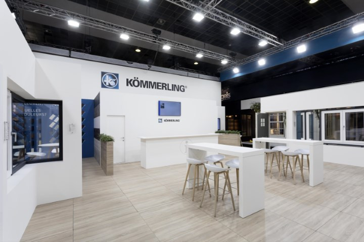 Kömmerling Voor Kömmerling realiseerde Travelexpo een maatwerk beursstand op Batibouw. De stand werd ontworpen met een strakke en technische uitstraling, gericht op de presentatie van raam- en profielsysteemoplossingen. Dankzij de duidelijke indeling en professionele afwerking kwamen de producten en innovaties sterk en overzichtelijk naar voren op de beursvloer.