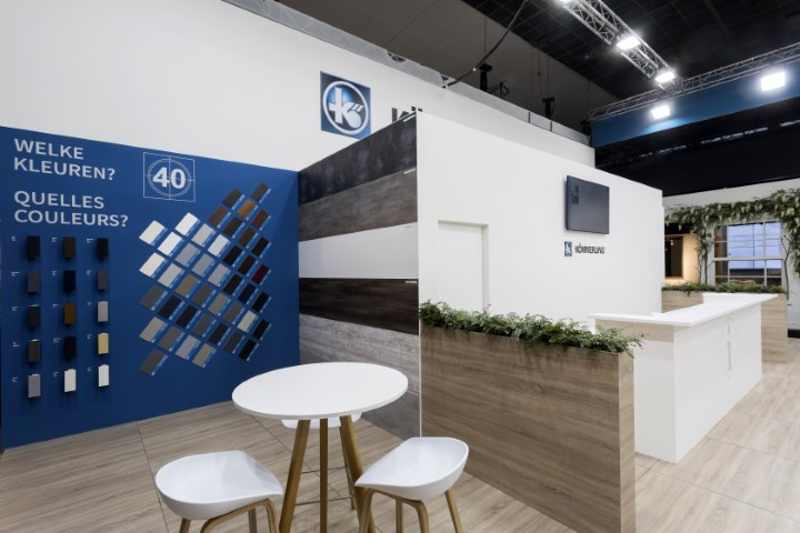 Kömmerling Voor Kömmerling realiseerde Travelexpo een maatwerk beursstand op Batibouw. De stand werd ontworpen met een strakke en technische uitstraling, gericht op de presentatie van raam- en profielsysteemoplossingen. Dankzij de duidelijke indeling en professionele afwerking kwamen de producten en innovaties sterk en overzichtelijk naar voren op de beursvloer.