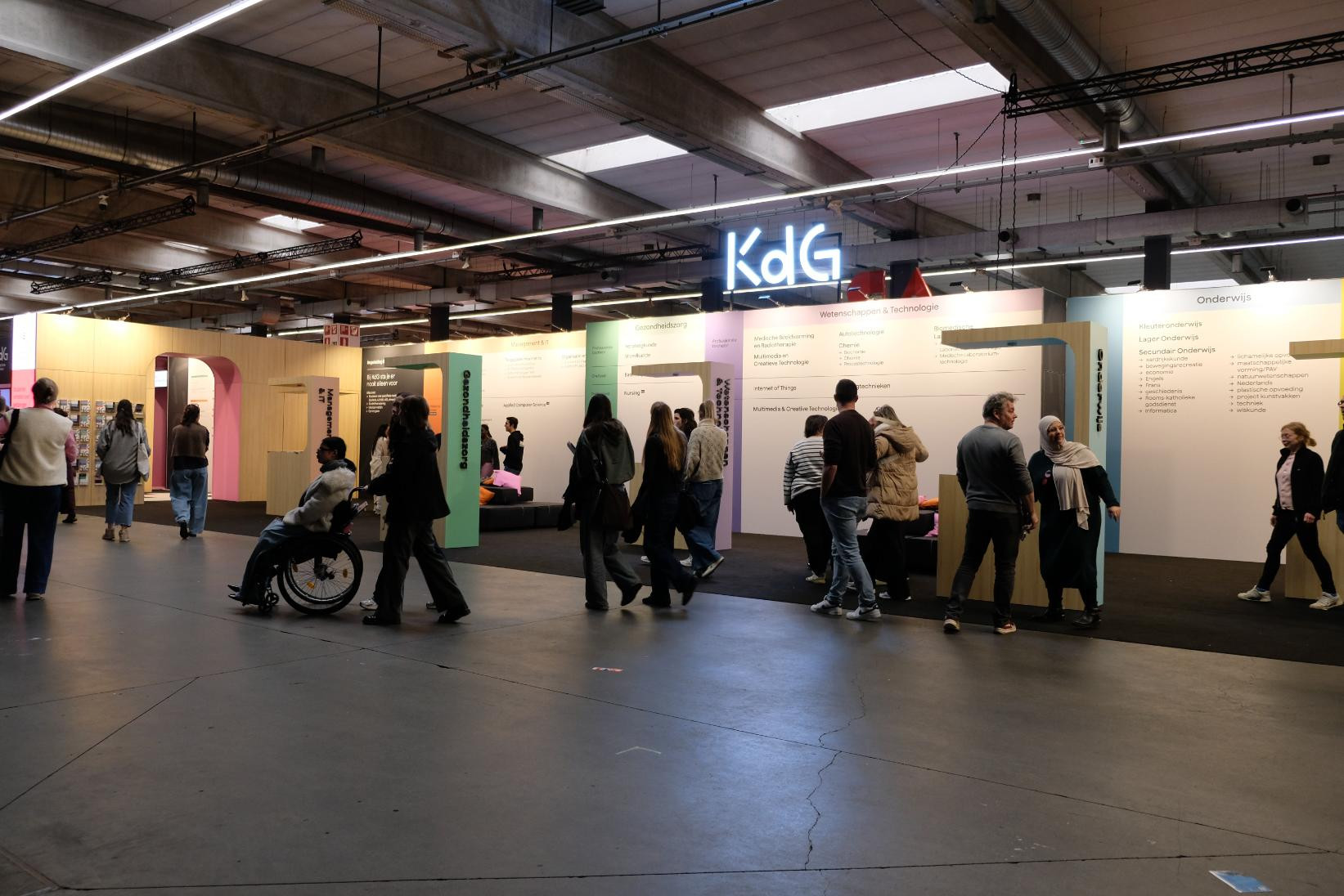 Karel de Grote Hogeschool Voor Karel de Grote Hogeschool realiseerden wij een opvallende beursstand op maat tijdens SID-in. De standenbouw werd volledig afgestemd op een sterke en toegankelijke presentatie voor toekomstige studenten en bezoekers.