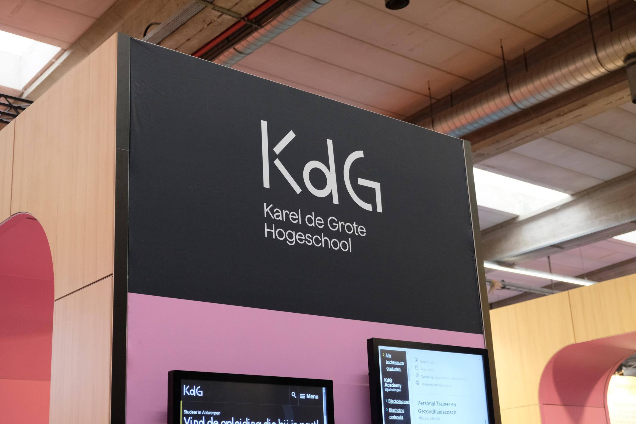 Karel de Grote Hogeschool Voor Karel de Grote Hogeschool realiseerden wij een opvallende beursstand op maat tijdens SID-in. De standenbouw werd volledig afgestemd op een sterke en toegankelijke presentatie voor toekomstige studenten en bezoekers.