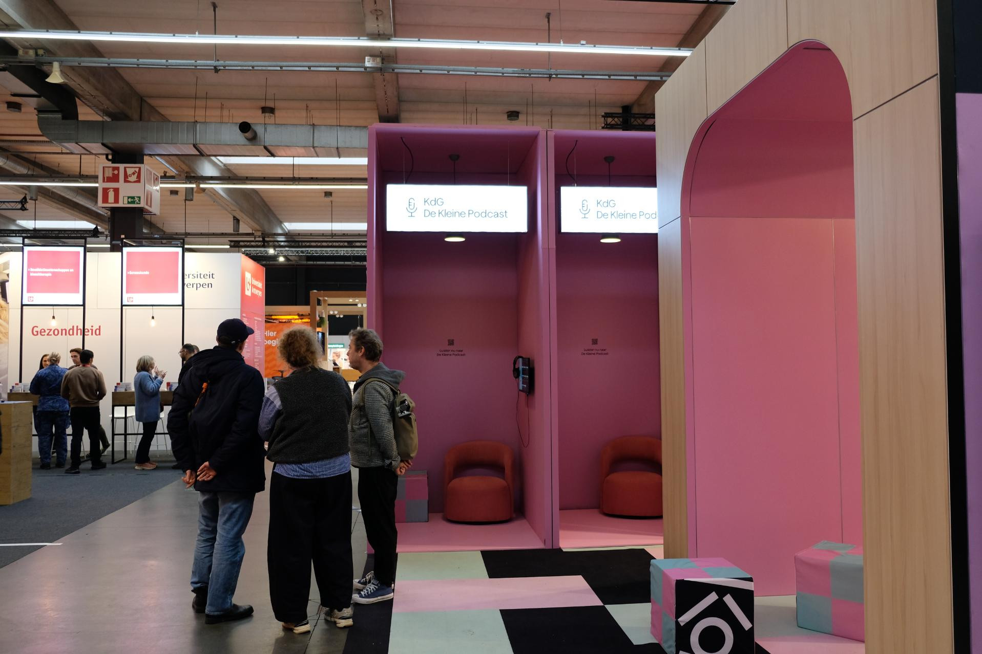 Karel de Grote Hogeschool Voor Karel de Grote Hogeschool realiseerden wij een opvallende beursstand op maat tijdens SID-in. De standenbouw werd volledig afgestemd op een sterke en toegankelijke presentatie voor toekomstige studenten en bezoekers.