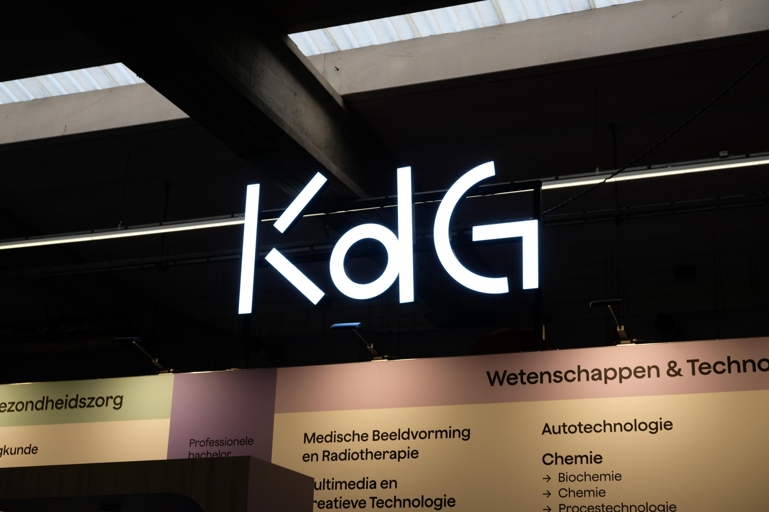 Karel de Grote Hogeschool Voor Karel de Grote Hogeschool realiseerden wij een opvallende beursstand op maat tijdens SID-in. De standenbouw werd volledig afgestemd op een sterke en toegankelijke presentatie voor toekomstige studenten en bezoekers.