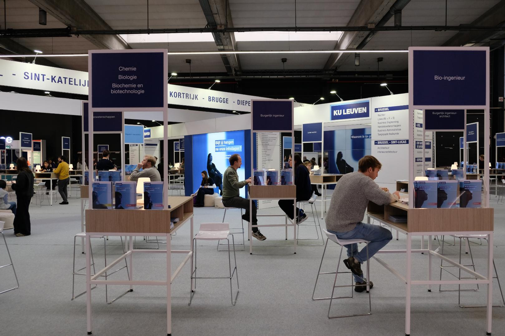 KU Leuven Voor KU Leuven verzorgde Travelexpo een informatieve en toegankelijke beursstand op SID-in. De stand bood ruimte voor interactie met studenten en bezoekers en werd opgebouwd met een moderne uitstraling die perfect aansloot bij de identiteit van de universiteit.