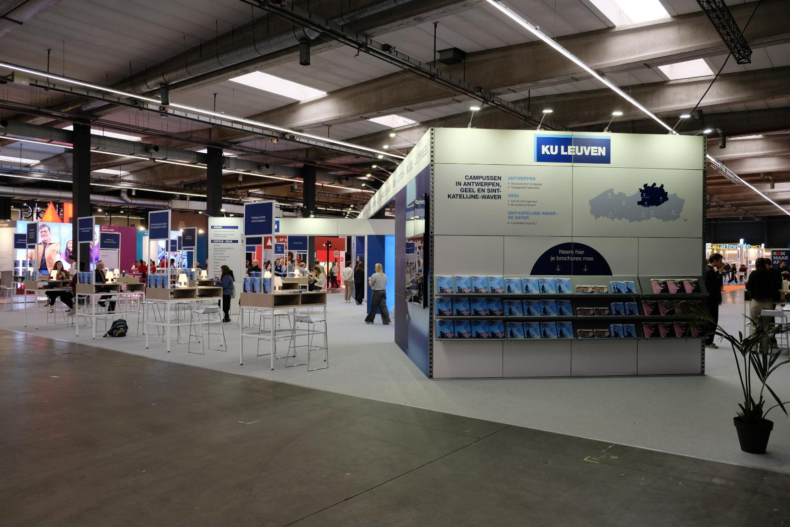 KU Leuven Voor KU Leuven verzorgde Travelexpo een informatieve en toegankelijke beursstand op SID-in. De stand bood ruimte voor interactie met studenten en bezoekers en werd opgebouwd met een moderne uitstraling die perfect aansloot bij de identiteit van de universiteit.