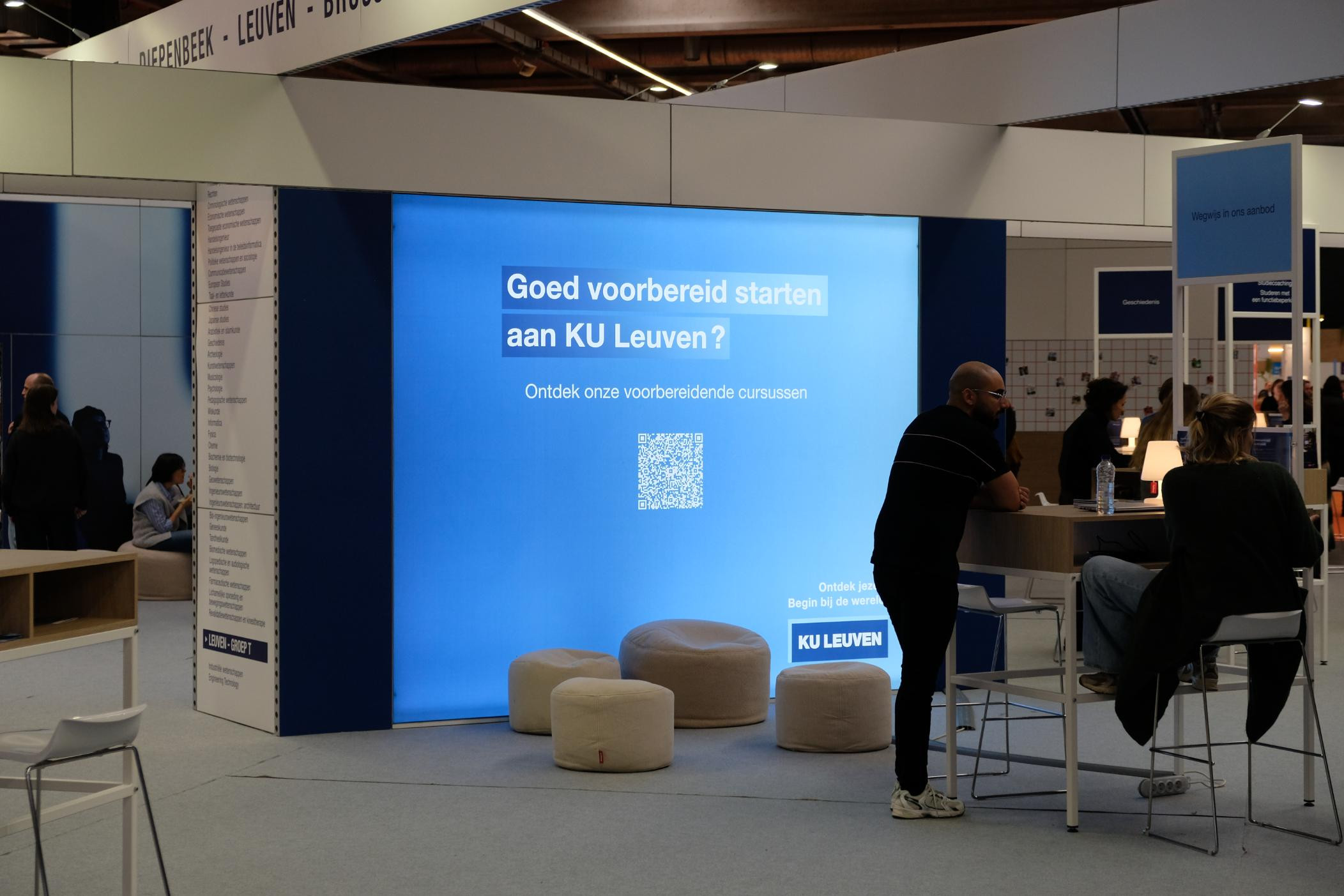 KU Leuven Voor KU Leuven verzorgde Travelexpo een informatieve en toegankelijke beursstand op SID-in. De stand bood ruimte voor interactie met studenten en bezoekers en werd opgebouwd met een moderne uitstraling die perfect aansloot bij de identiteit van de universiteit.