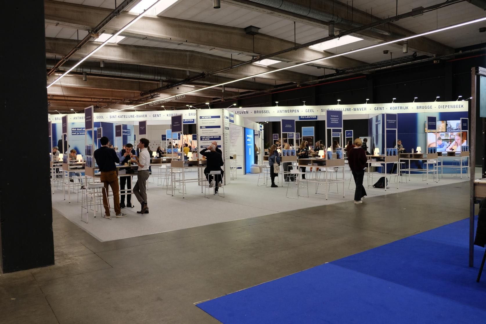 KU Leuven Voor KU Leuven verzorgde Travelexpo een informatieve en toegankelijke beursstand op SID-in. De stand bood ruimte voor interactie met studenten en bezoekers en werd opgebouwd met een moderne uitstraling die perfect aansloot bij de identiteit van de universiteit.