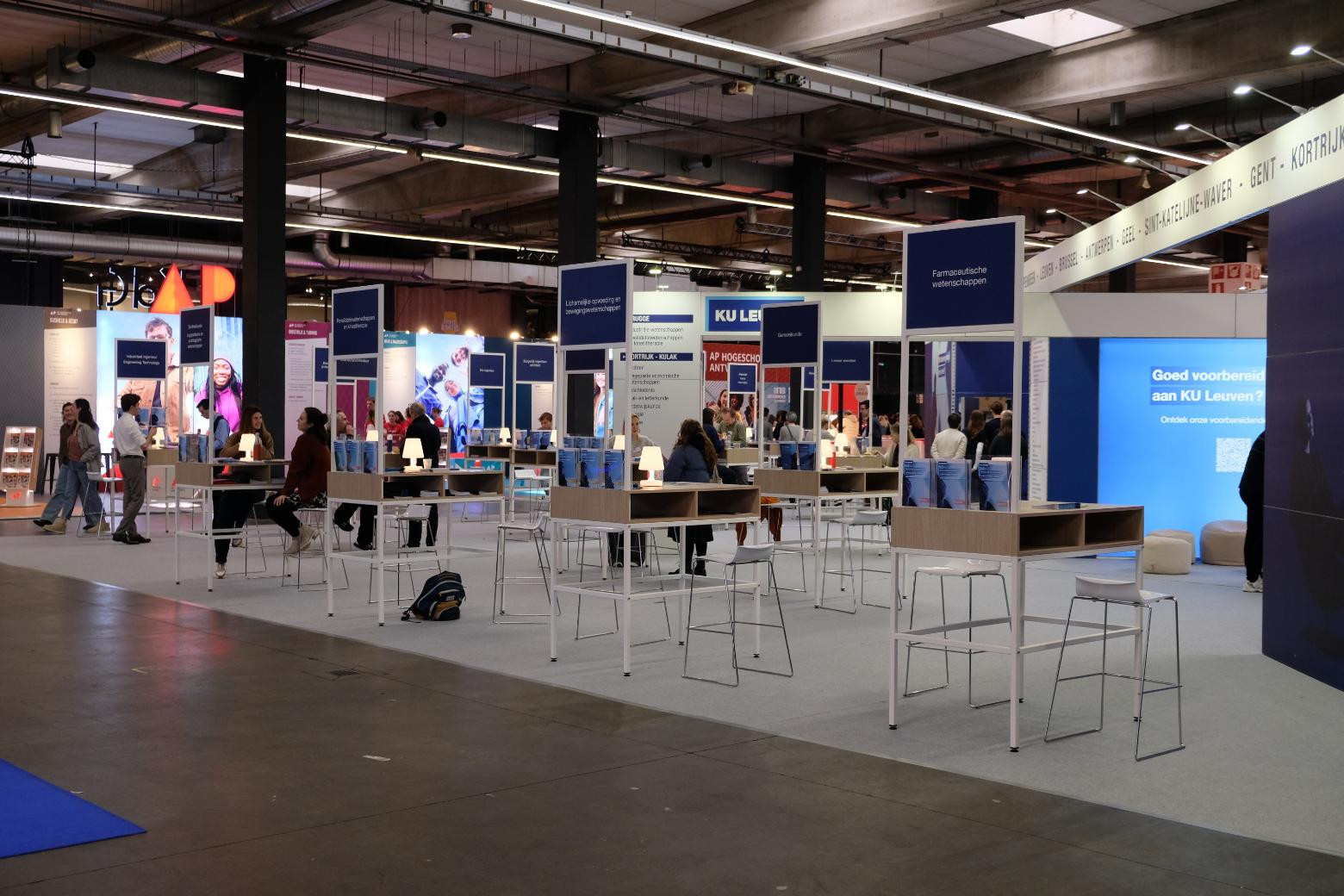 KU Leuven Voor KU Leuven verzorgde Travelexpo een informatieve en toegankelijke beursstand op SID-in. De stand bood ruimte voor interactie met studenten en bezoekers en werd opgebouwd met een moderne uitstraling die perfect aansloot bij de identiteit van de universiteit.