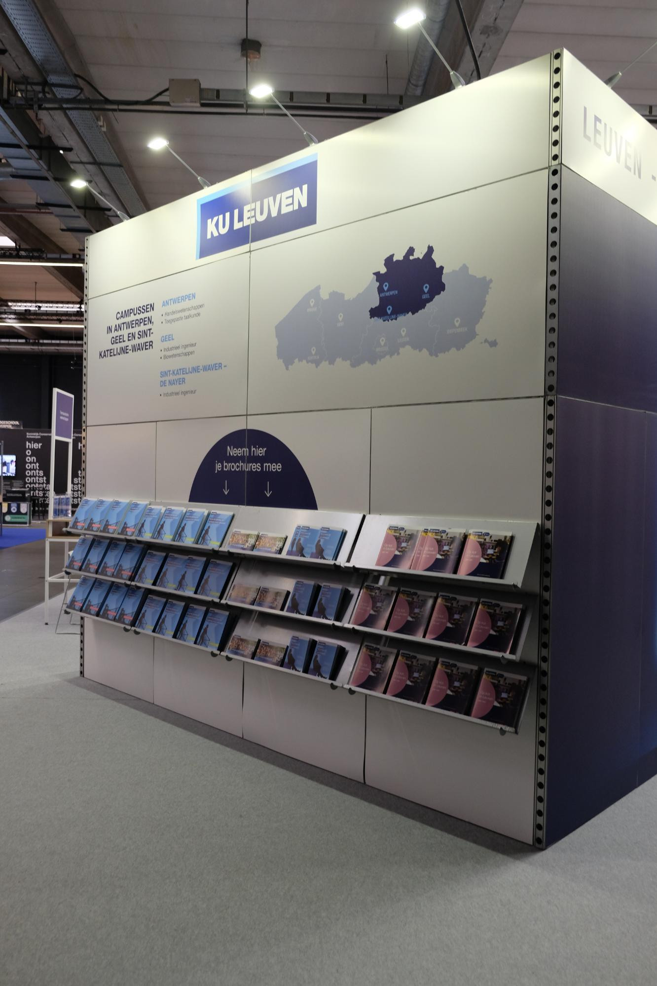 KU Leuven Voor KU Leuven verzorgde Travelexpo een informatieve en toegankelijke beursstand op SID-in. De stand bood ruimte voor interactie met studenten en bezoekers en werd opgebouwd met een moderne uitstraling die perfect aansloot bij de identiteit van de universiteit.