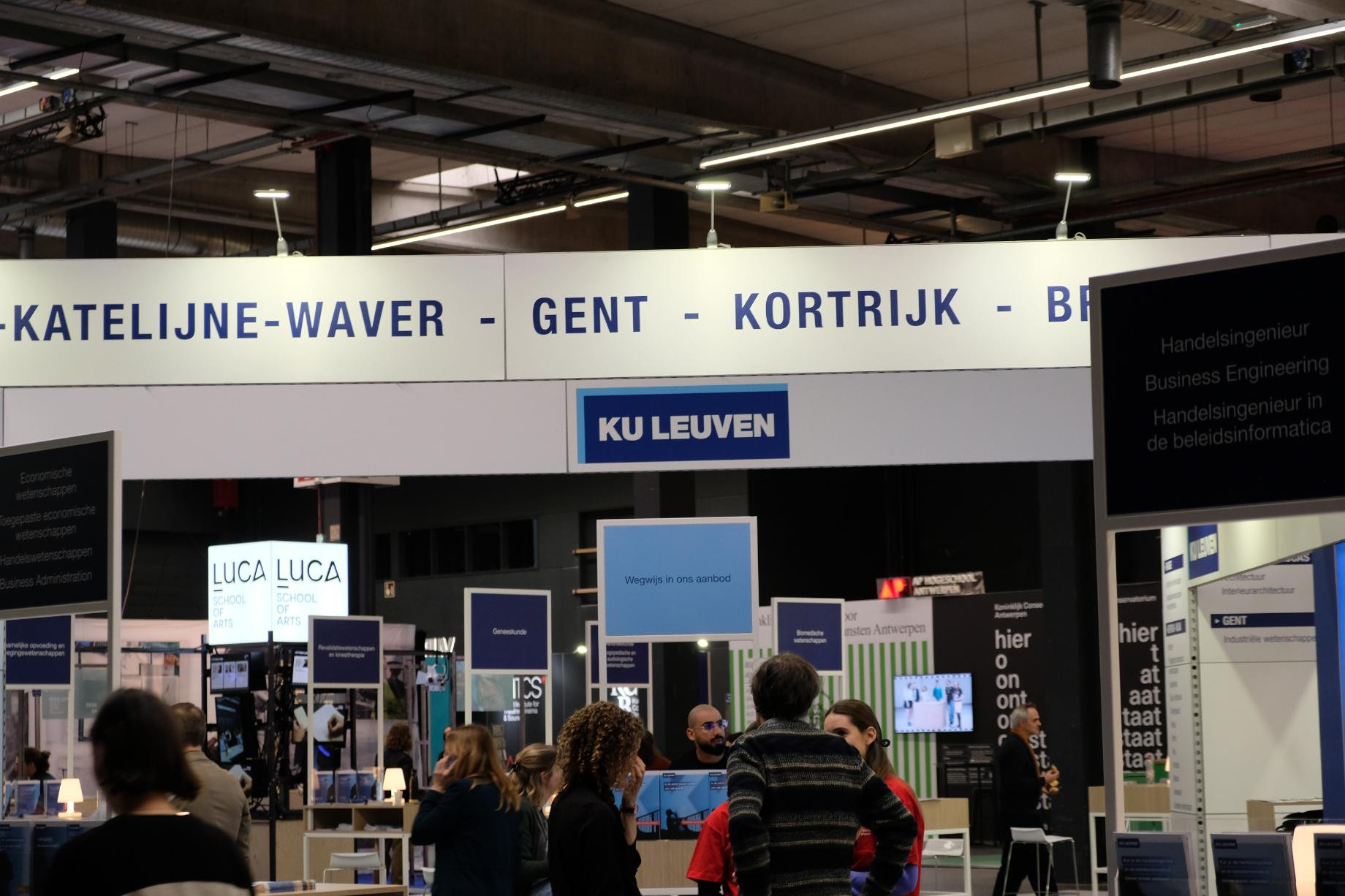 KU Leuven Voor KU Leuven verzorgde Travelexpo een informatieve en toegankelijke beursstand op SID-in. De stand bood ruimte voor interactie met studenten en bezoekers en werd opgebouwd met een moderne uitstraling die perfect aansloot bij de identiteit van de universiteit.