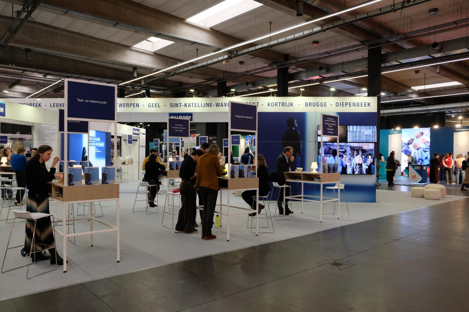 KU Leuven Voor KU Leuven verzorgde Travelexpo een informatieve en toegankelijke beursstand op SID-in. De stand bood ruimte voor interactie met studenten en bezoekers en werd opgebouwd met een moderne uitstraling die perfect aansloot bij de identiteit van de universiteit.