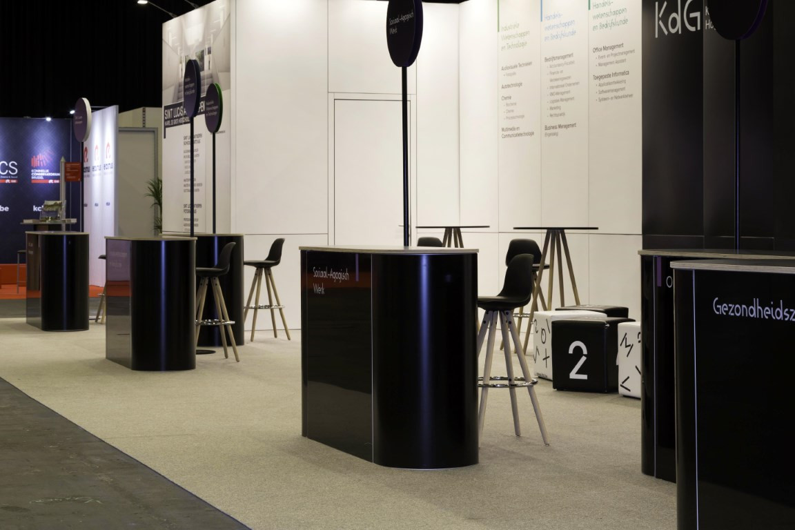 Karel De Grote Hogeschool Voor Karel de Grote Hogeschool realiseerden wij een opvallende beursstand op maat tijdens SID-in. De standenbouw werd volledig afgestemd op een sterke en toegankelijke presentatie voor toekomstige studenten en bezoekers.