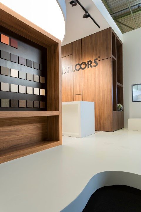 Liquid Floors Voor Liquid Floors realiseerde Travelexpo een moderne beursstand op de BIS Beurs. De stand werd opgebouwd met hoogwaardige materialen en een open structuur om bezoekers optimaal kennis te laten maken met de vloeroplossingen van het merk.