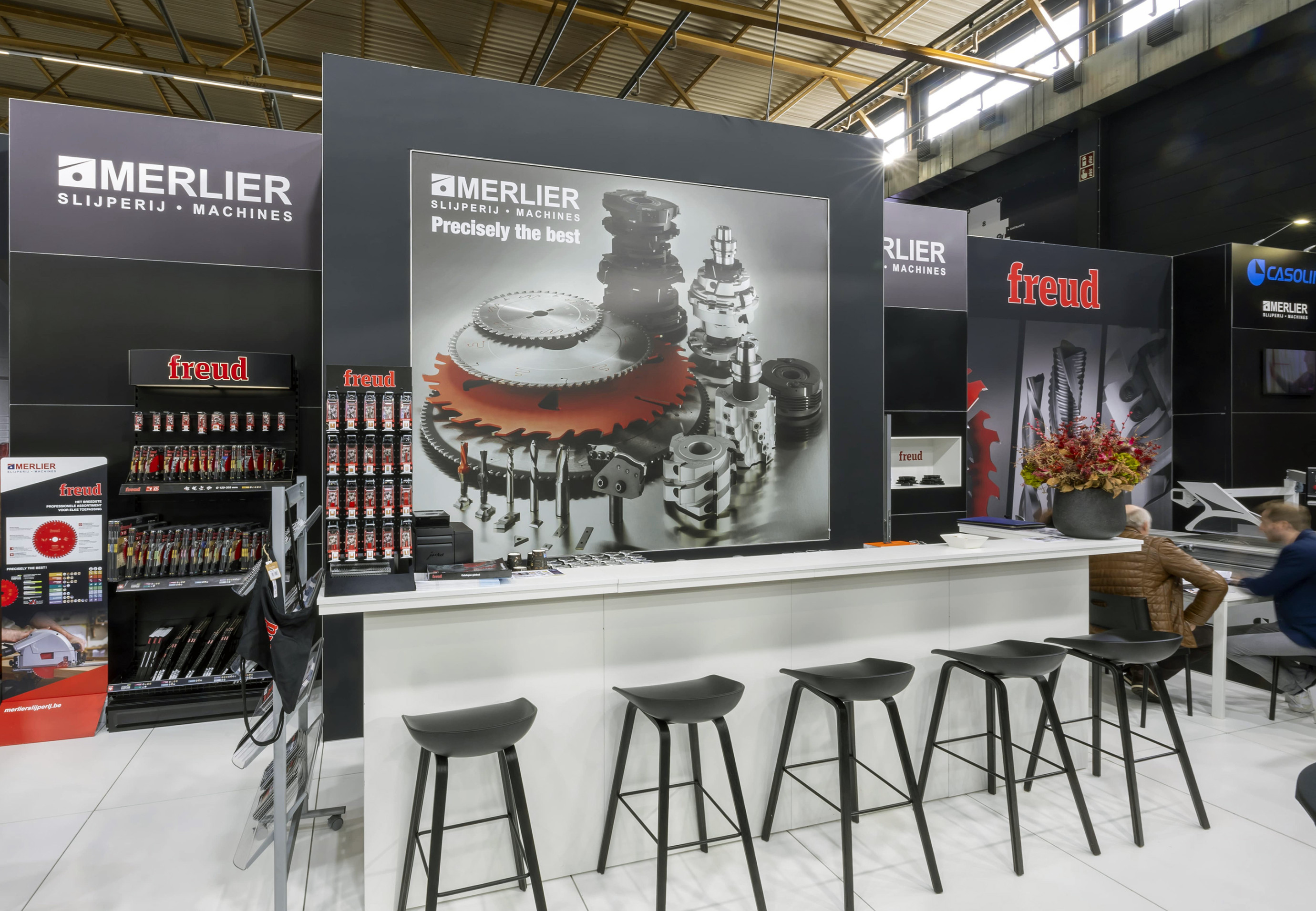 Merlier Slijperij Machines Voor Merlier Slijperij Machines realiseerde Travelexpo een maatwerk beursstand op Prowood. De stand werd ontworpen met een robuuste en technische uitstraling, gericht op de presentatie van industriële slijp- en houtbewerkingsmachines. Dankzij een functionele indeling en sterke visuele aanwezigheid kwamen de machines duidelijk en professioneel naar voren op de beursvloer.
