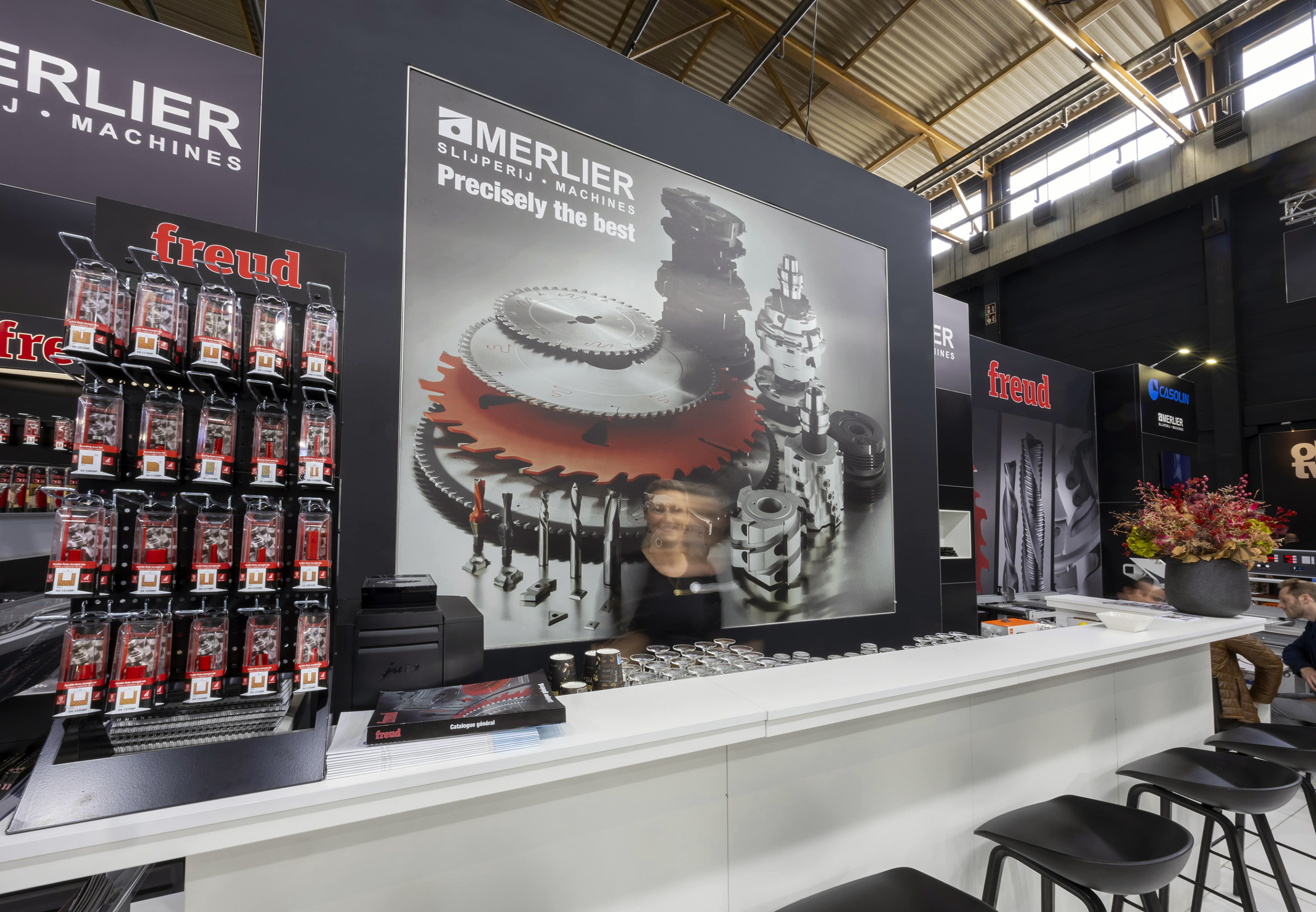 Merlier Slijperij Machines Voor Merlier Slijperij Machines realiseerde Travelexpo een maatwerk beursstand op Prowood. De stand werd ontworpen met een robuuste en technische uitstraling, gericht op de presentatie van industriële slijp- en houtbewerkingsmachines. Dankzij een functionele indeling en sterke visuele aanwezigheid kwamen de machines duidelijk en professioneel naar voren op de beursvloer.