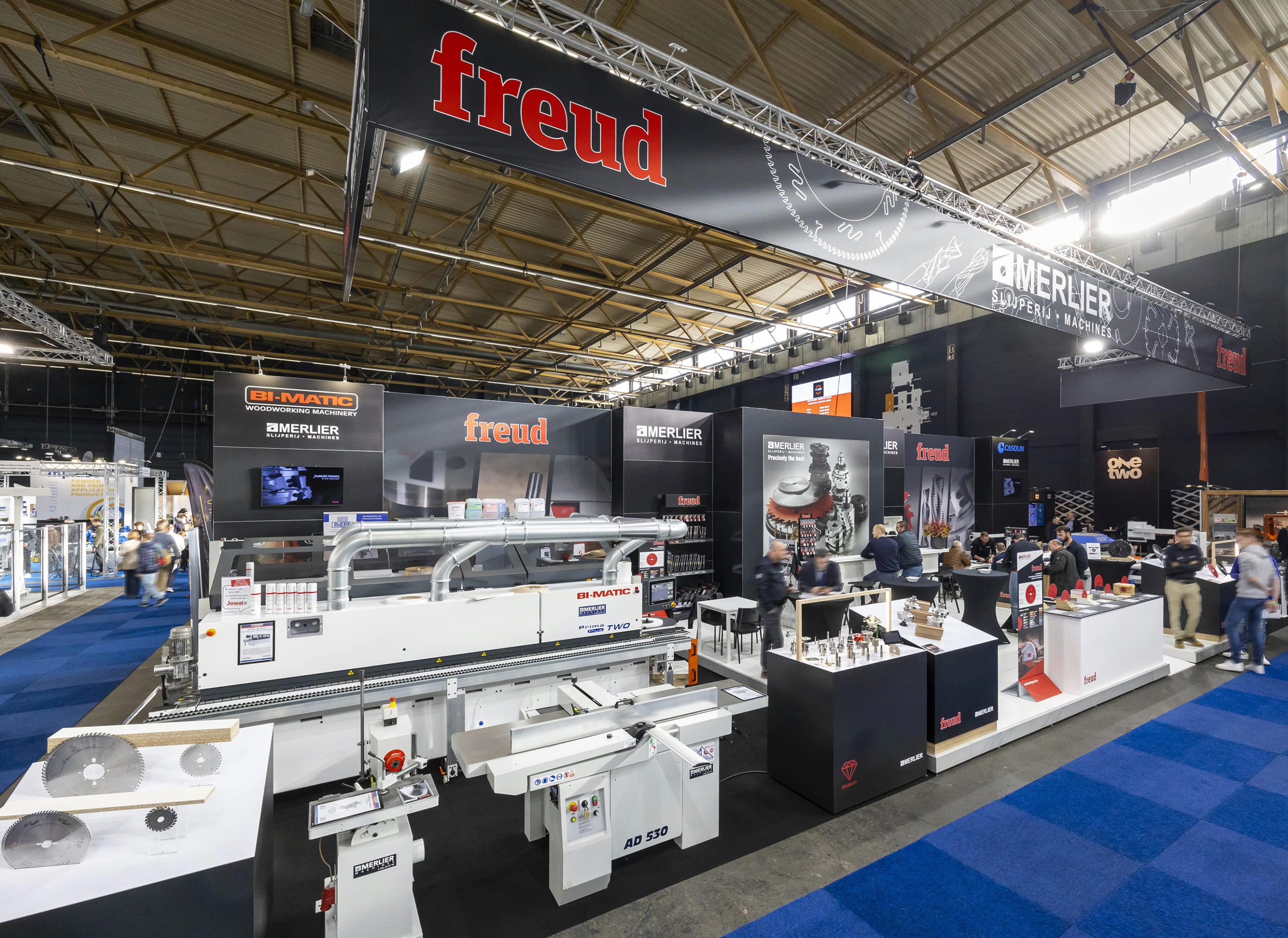 Merlier Slijperij Machines Voor Merlier Slijperij Machines realiseerde Travelexpo een maatwerk beursstand op Prowood. De stand werd ontworpen met een robuuste en technische uitstraling, gericht op de presentatie van industriële slijp- en houtbewerkingsmachines. Dankzij een functionele indeling en sterke visuele aanwezigheid kwamen de machines duidelijk en professioneel naar voren op de beursvloer.