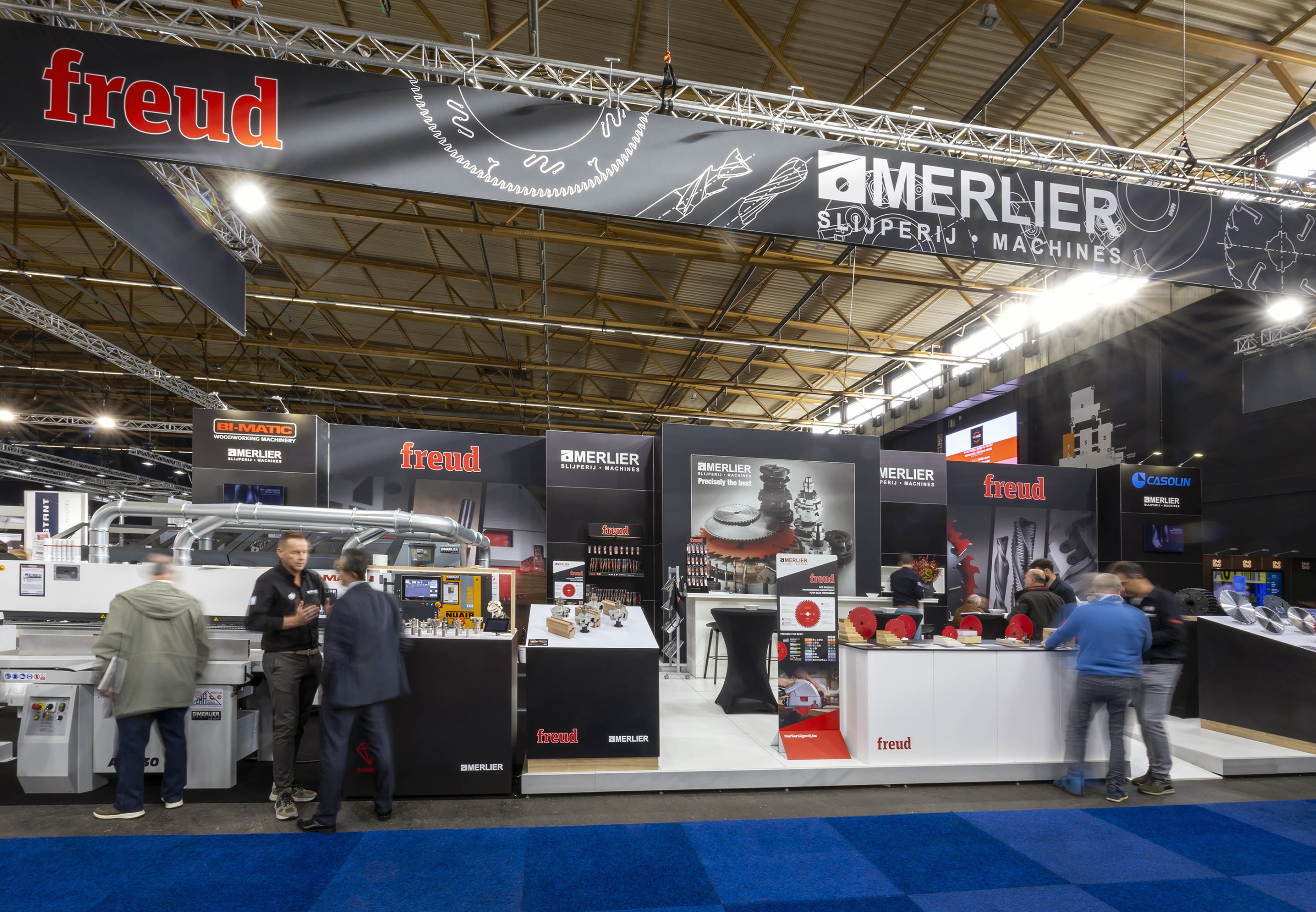 Merlier Slijperij Machines Voor Merlier Slijperij Machines realiseerde Travelexpo een maatwerk beursstand op Prowood. De stand werd ontworpen met een robuuste en technische uitstraling, gericht op de presentatie van industriële slijp- en houtbewerkingsmachines. Dankzij een functionele indeling en sterke visuele aanwezigheid kwamen de machines duidelijk en professioneel naar voren op de beursvloer.