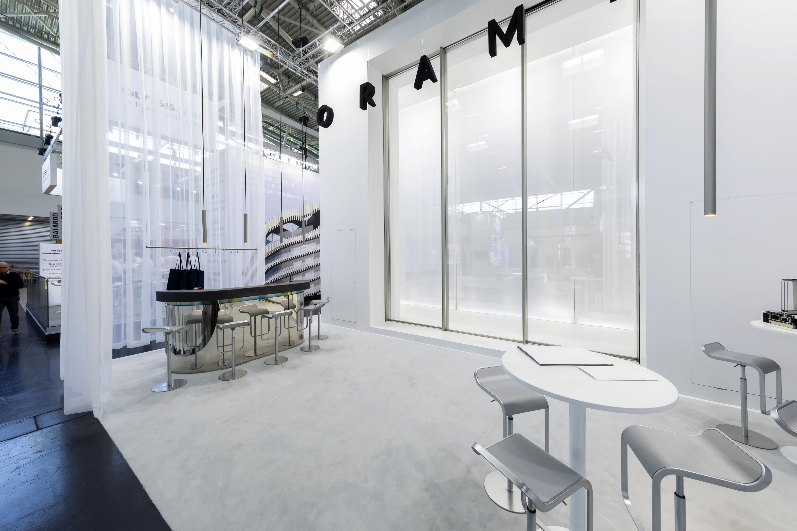 Orama Minimal Frames Voor Orama Minimal Frames realiseerde Travelexpo een maatwerk beursstand op BAU München. De stand werd ontworpen met een uiterst minimalistische en architecturale benadering, volledig in lijn met het productconcept van slanke raam- en gevelsystemen. Dankzij de strakke lijnen en sobere afwerking kwam het design en de technologie maximaal tot hun recht op de internationale bouwbeurs.