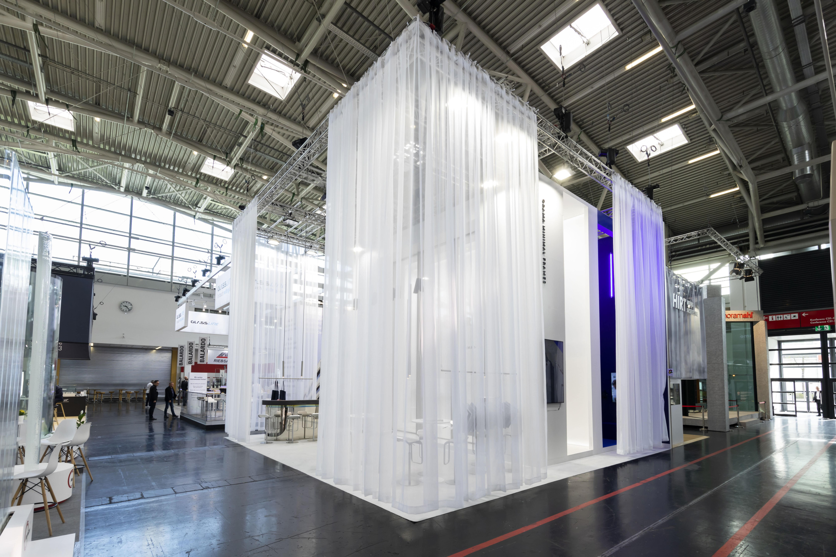 Orama Minimal Frames Voor Orama Minimal Frames realiseerde Travelexpo een maatwerk beursstand op BAU München. De stand werd ontworpen met een uiterst minimalistische en architecturale benadering, volledig in lijn met het productconcept van slanke raam- en gevelsystemen. Dankzij de strakke lijnen en sobere afwerking kwam het design en de technologie maximaal tot hun recht op de internationale bouwbeurs.