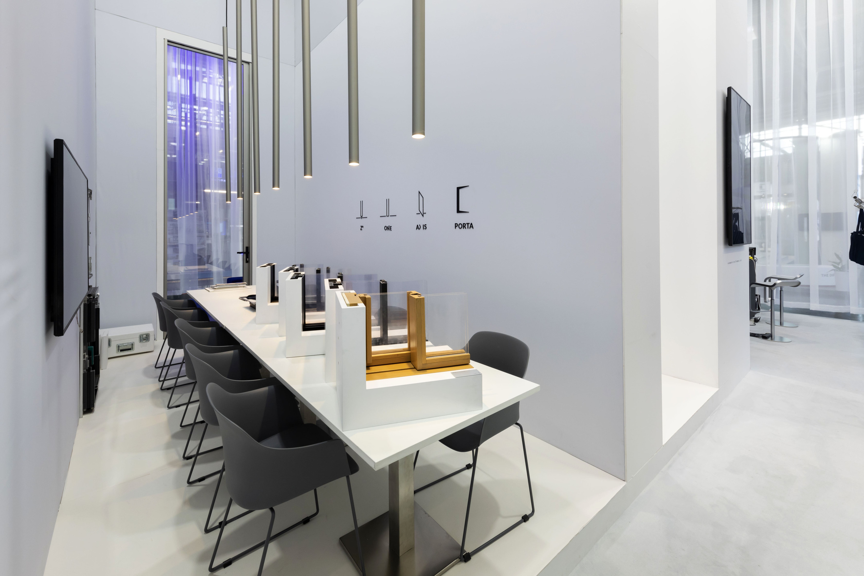Orama Minimal Frames Voor Orama Minimal Frames realiseerde Travelexpo een maatwerk beursstand op BAU München. De stand werd ontworpen met een uiterst minimalistische en architecturale benadering, volledig in lijn met het productconcept van slanke raam- en gevelsystemen. Dankzij de strakke lijnen en sobere afwerking kwam het design en de technologie maximaal tot hun recht op de internationale bouwbeurs.
