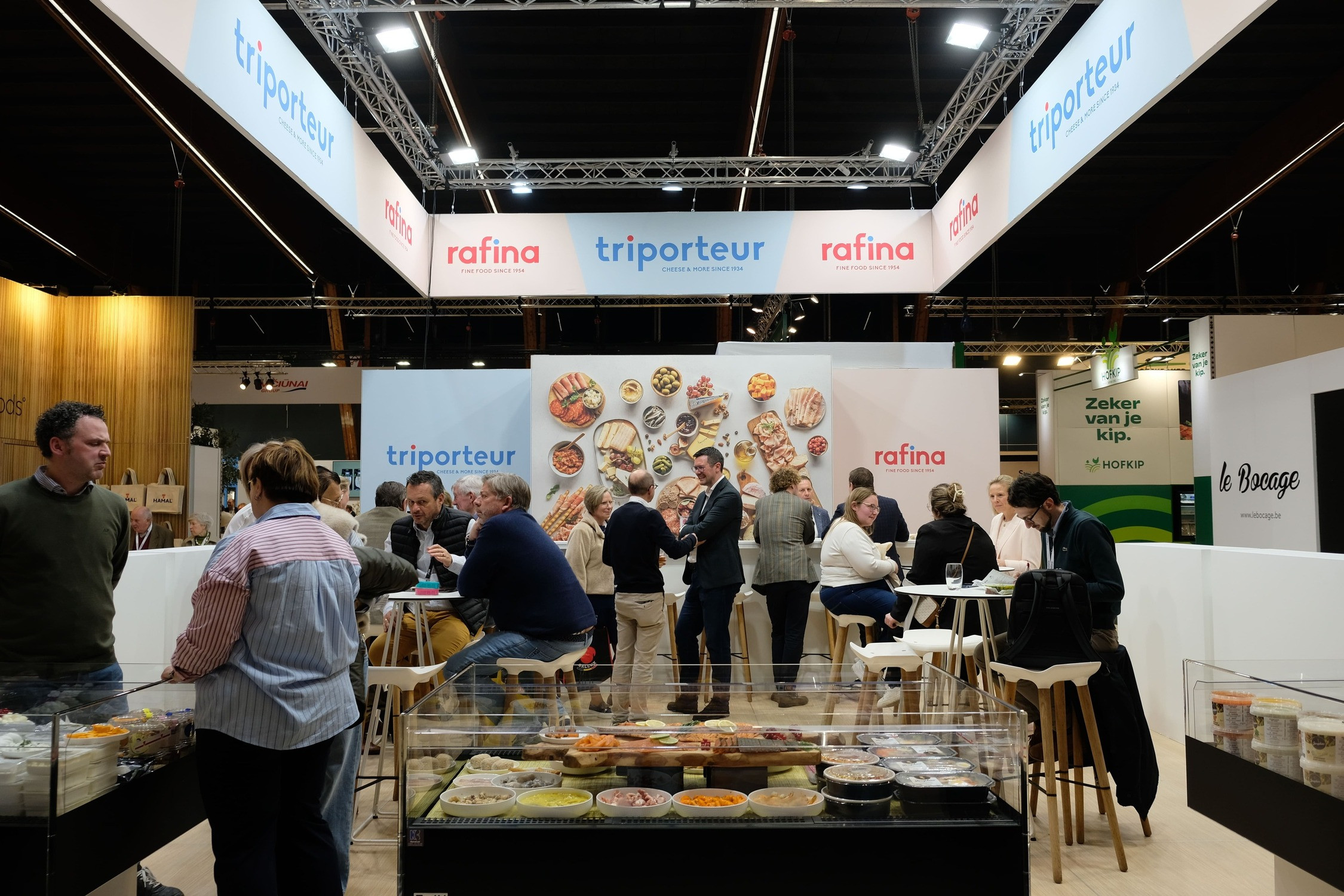 Rafina - Triporteur Voor Rafina Triporteur realiseerde Travelexpo een maatwerk beursstand op Tavola. De stand werd ontworpen met een warme en uitnodigende uitstraling, volledig gericht op foodbeleving en proeverij. Dankzij een sfeervolle opbouw konden bezoekers het product op een aantrekkelijke en toegankelijke manier ontdekken.