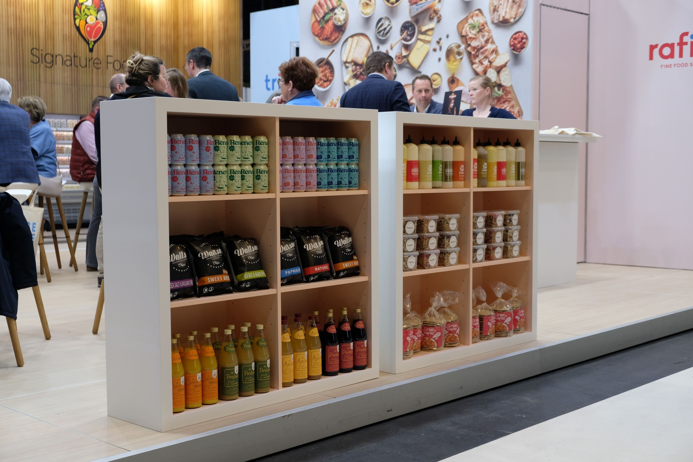 Rafina - Triporteur Voor Rafina Triporteur realiseerde Travelexpo een maatwerk beursstand op Tavola. De stand werd ontworpen met een warme en uitnodigende uitstraling, volledig gericht op foodbeleving en proeverij. Dankzij een sfeervolle opbouw konden bezoekers het product op een aantrekkelijke en toegankelijke manier ontdekken.