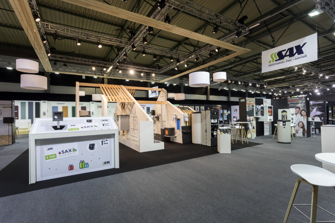 Sax Sanitair Voor Sax Sanitair realiseerde Travelexpo een stijlvolle beursstand tijdens de BIS Beurs. De stand combineerde een warme uitstraling met praktische productpresentaties en zorgde voor een optimale bezoekerservaring.