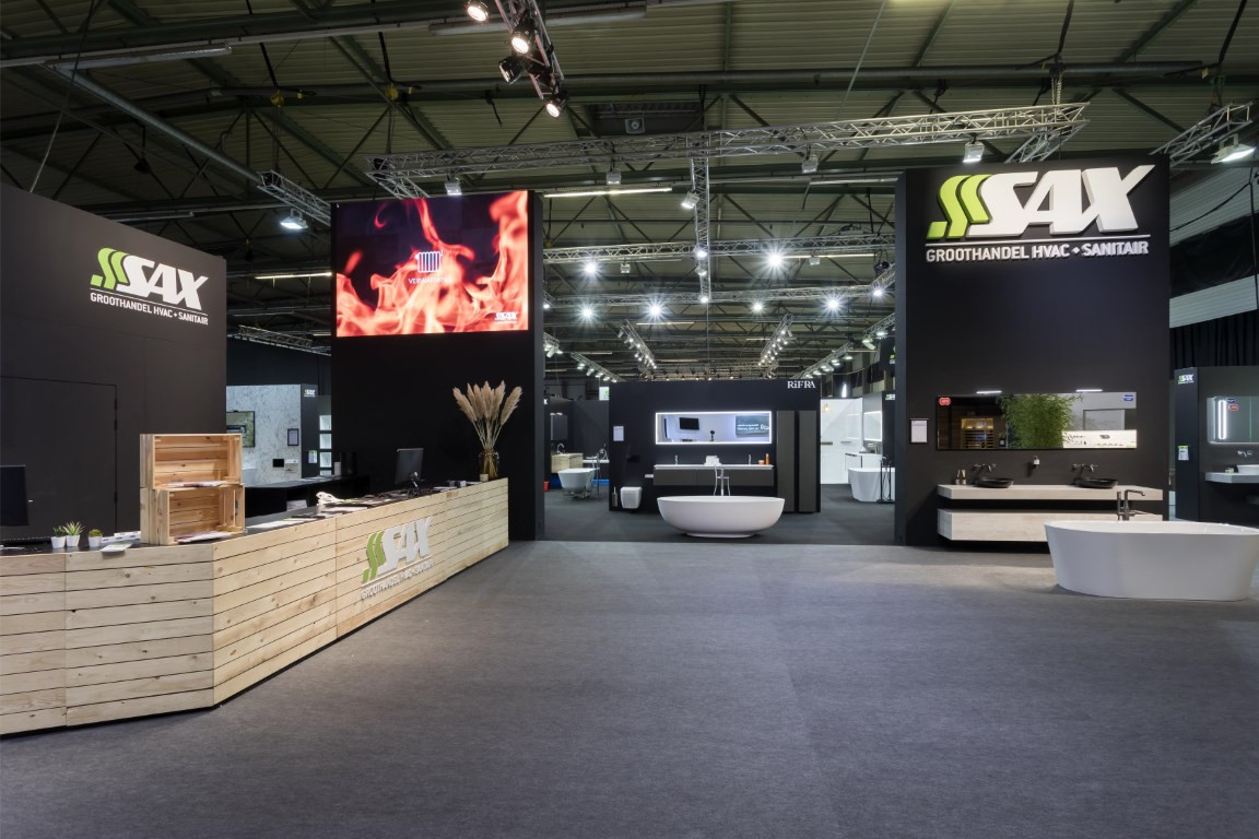 Sax Sanitair Voor Sax Sanitair realiseerde Travelexpo een stijlvolle beursstand tijdens de BIS Beurs. De stand combineerde een warme uitstraling met praktische productpresentaties en zorgde voor een optimale bezoekerservaring.