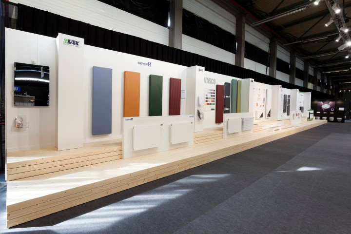 Sax Sanitair Voor Sax Sanitair realiseerde Travelexpo een stijlvolle beursstand tijdens de BIS Beurs. De stand combineerde een warme uitstraling met praktische productpresentaties en zorgde voor een optimale bezoekerservaring.