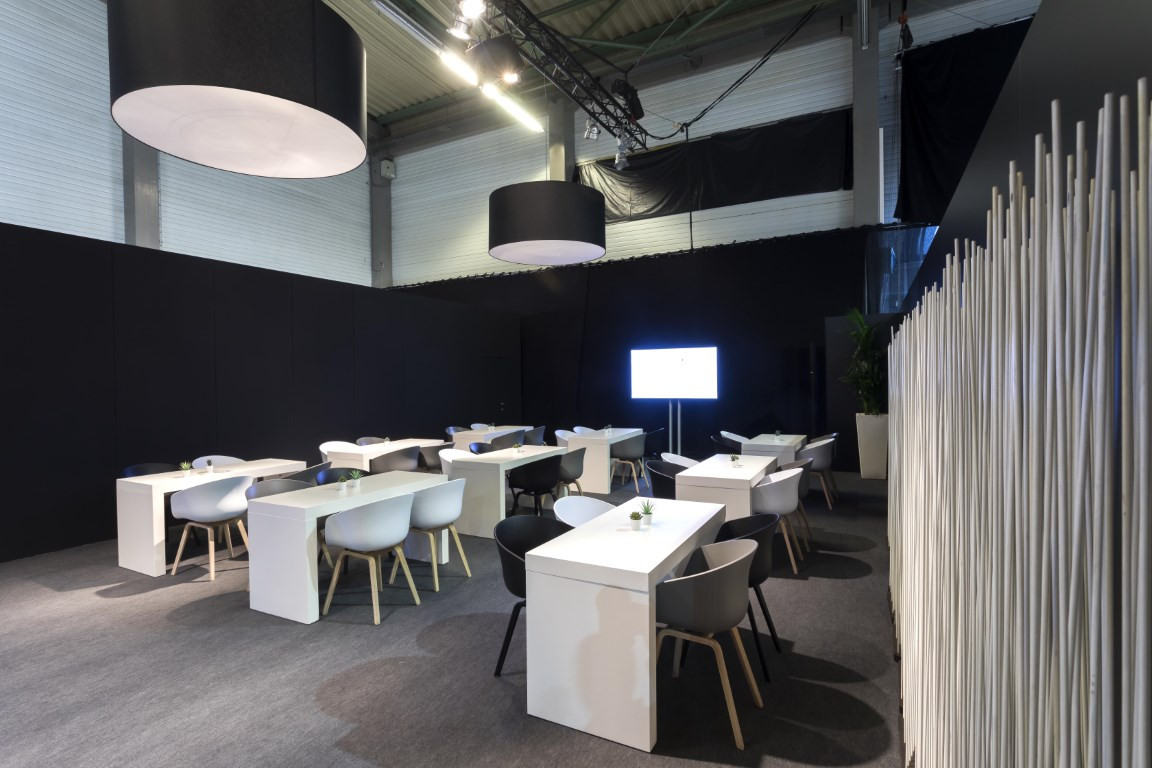 Sax Sanitair Voor Sax Sanitair realiseerde Travelexpo een stijlvolle beursstand tijdens de BIS Beurs. De stand combineerde een warme uitstraling met praktische productpresentaties en zorgde voor een optimale bezoekerservaring.