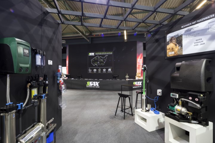 Sax Sanitair Voor Sax Sanitair realiseerde Travelexpo een stijlvolle beursstand tijdens de BIS Beurs. De stand combineerde een warme uitstraling met praktische productpresentaties en zorgde voor een optimale bezoekerservaring.