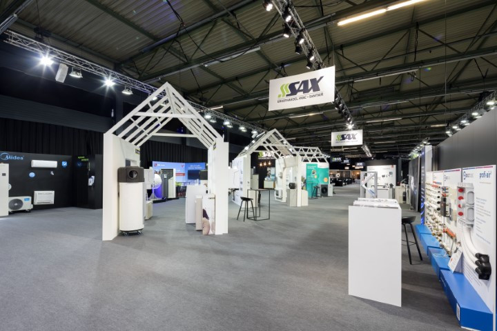 Sax Sanitair Voor Sax Sanitair realiseerde Travelexpo een stijlvolle beursstand tijdens de BIS Beurs. De stand combineerde een warme uitstraling met praktische productpresentaties en zorgde voor een optimale bezoekerservaring.