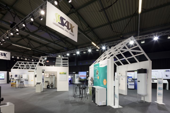 Sax Sanitair Voor Sax Sanitair realiseerde Travelexpo een stijlvolle beursstand tijdens de BIS Beurs. De stand combineerde een warme uitstraling met praktische productpresentaties en zorgde voor een optimale bezoekerservaring.