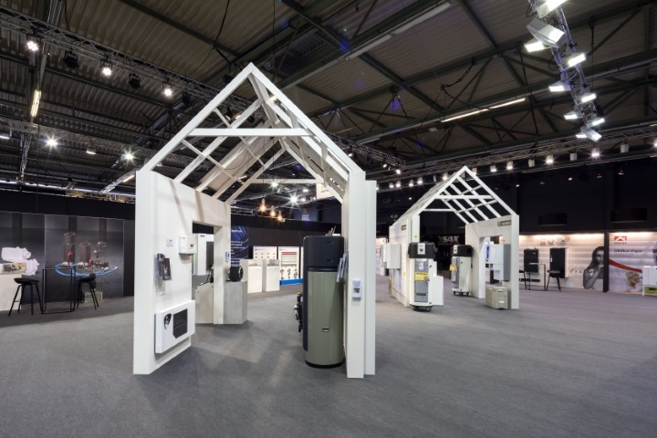 Sax Sanitair Voor Sax Sanitair realiseerde Travelexpo een stijlvolle beursstand tijdens de BIS Beurs. De stand combineerde een warme uitstraling met praktische productpresentaties en zorgde voor een optimale bezoekerservaring.
