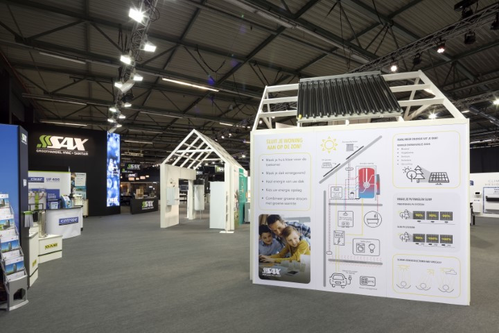 Sax Sanitair Voor Sax Sanitair realiseerde Travelexpo een stijlvolle beursstand tijdens de BIS Beurs. De stand combineerde een warme uitstraling met praktische productpresentaties en zorgde voor een optimale bezoekerservaring.