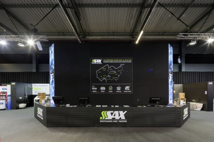 Sax Sanitair Voor Sax Sanitair realiseerde Travelexpo een stijlvolle beursstand tijdens de BIS Beurs. De stand combineerde een warme uitstraling met praktische productpresentaties en zorgde voor een optimale bezoekerservaring.